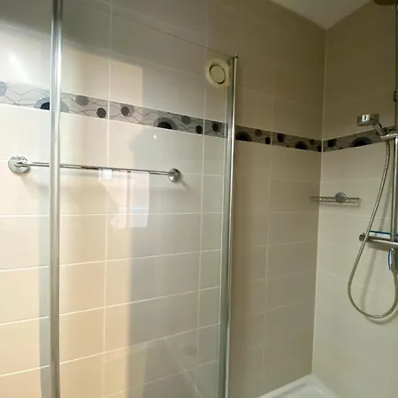 In By The דירה ניופורט